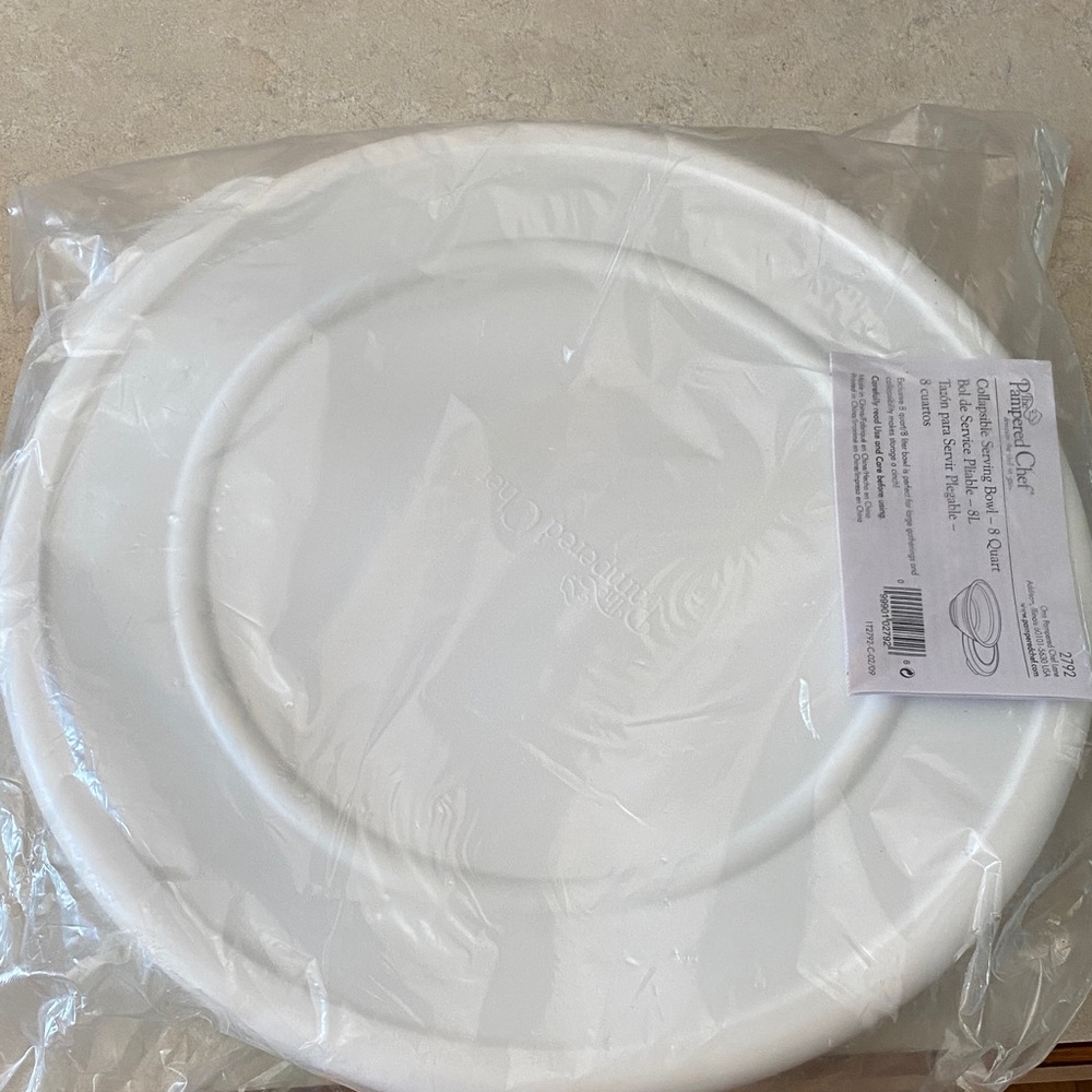 Pampered Chef 8 qt collapsible serving bowl